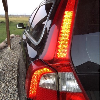 Volvo V70/XC70 galinio dangčio žibintų aktyvavimas