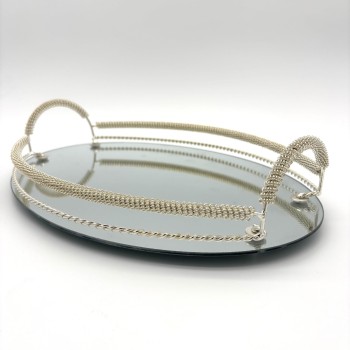 Padėklas su veidrodiniu pagrindu ir metalinėmis rankenomis