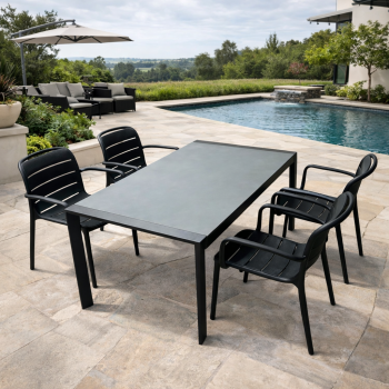 Lauko stalas su 4 kėdėmis 145×75×68 cm, pilkas stalviršis, juodos plastikinės kėdės su porankiais