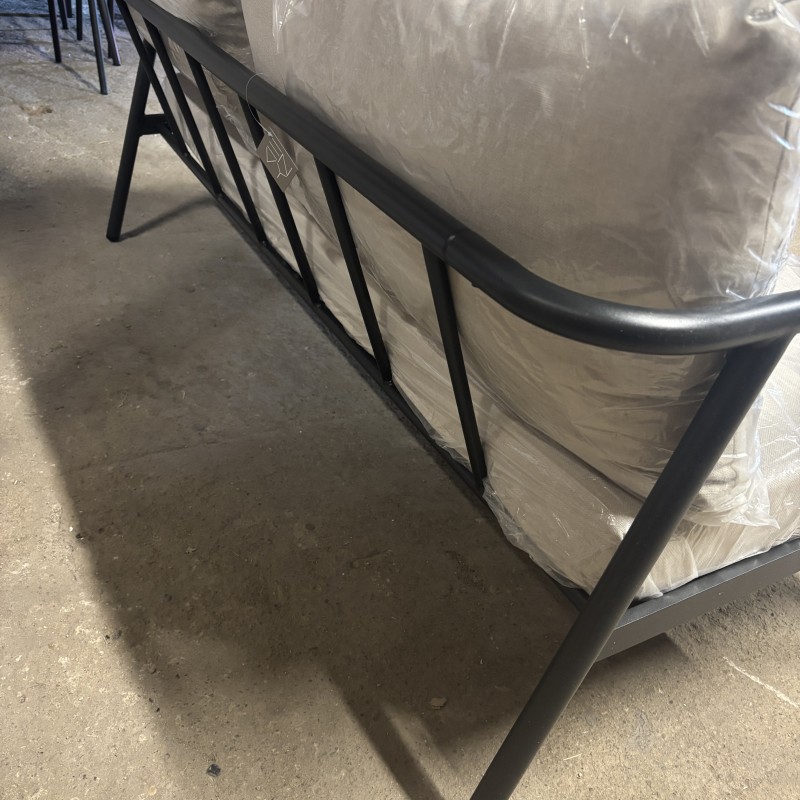 Lauko baldų komplektas su aliuminio rėmu, sofa ir 2 kėdėmis, minkštos pagalvės, modernus dizainas Lauko baldų komplektas su aliuminio rėmu, sofa ir 2 kėdėmis, minkštos pagalvės, modernus dizainas