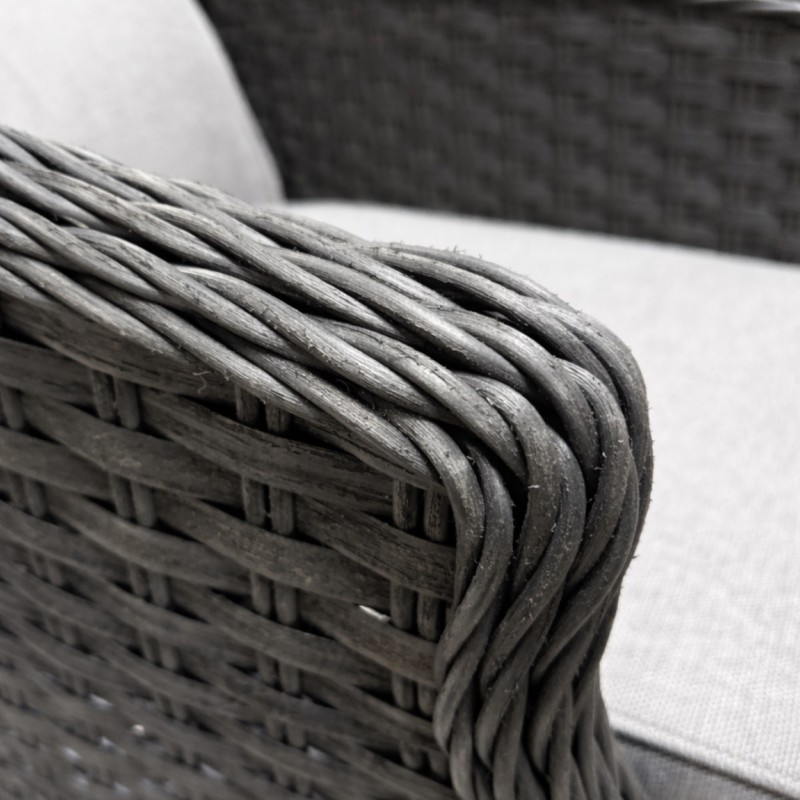 Lauko baldų komplektas su atlenkiamais krėslais ir kavos staliuku, pintas juodas su pilkomis pagalvėmis 109x55 cm