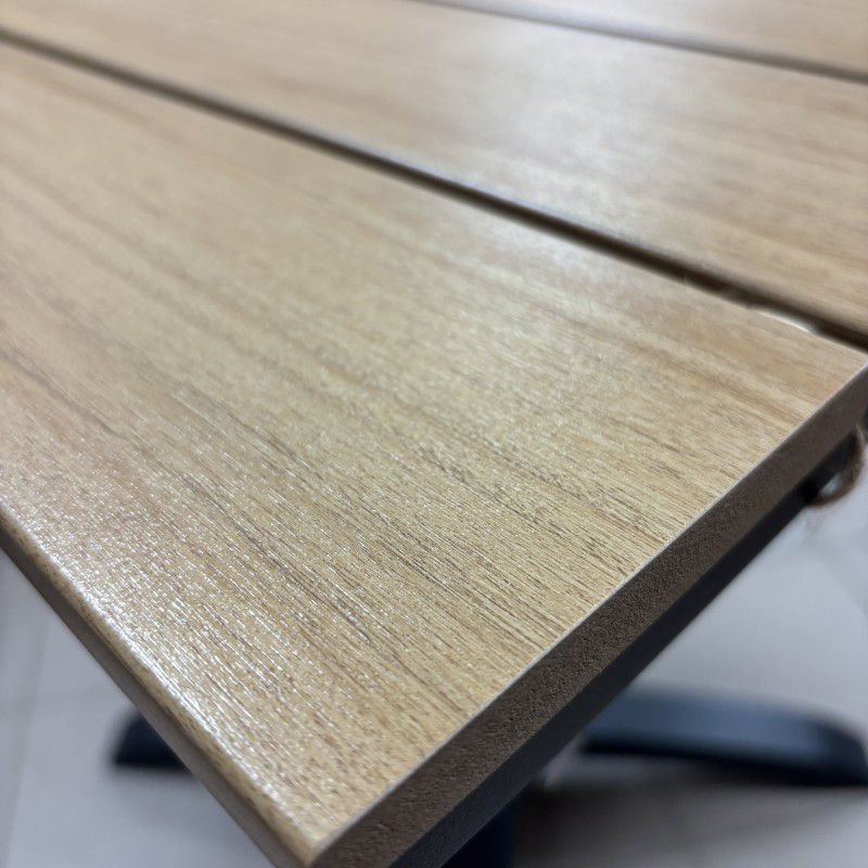 Lauko staliukas 70 x 70 x 72 cm su rudu lentelių imitacijos stalviršiu ir juodu metaliniu pagrindu
