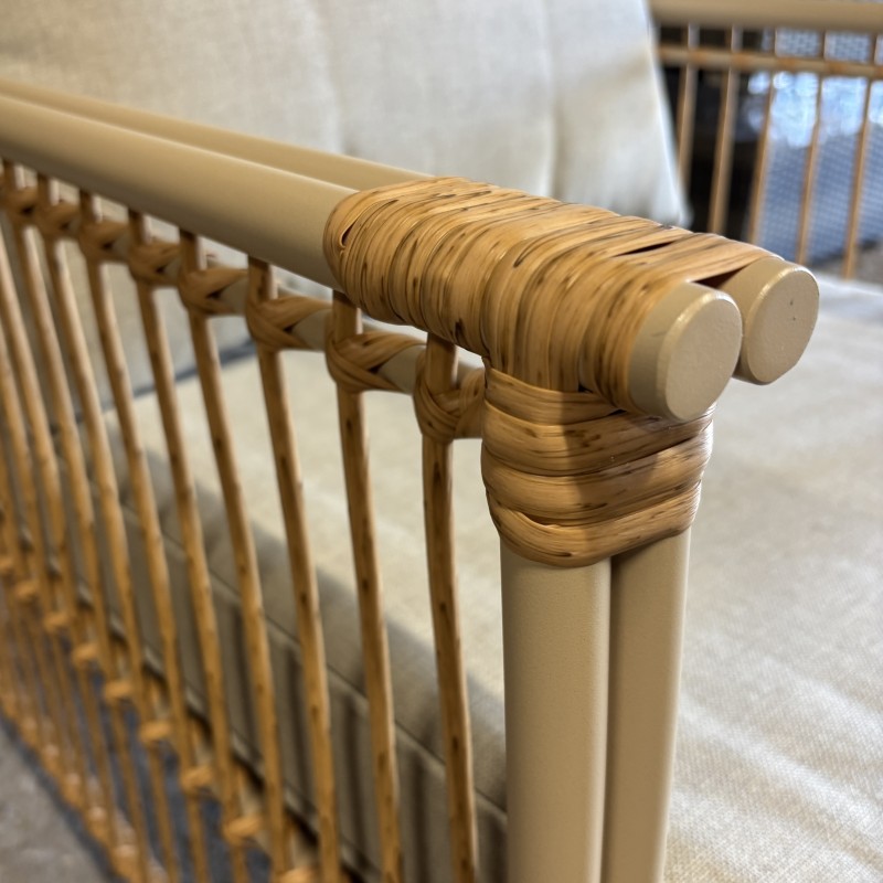 Lauko baldų komplektas su sofa, 2 kėdėmis ir stalu, pintas ratanas, smėlio spalvos pagalvės Lauko baldų komplektas su sofa, 2 kėdėmis ir stalu, pintas ratanas, smėlio spalvos pagalvės