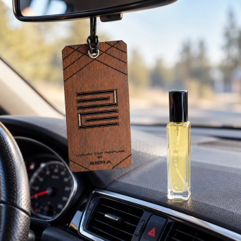 Pakabinamas automobilio kvapas – medinė aromatinė kortelė su 15 ml purškiamu kvapu